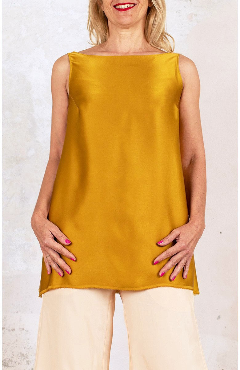 TOP WITH A LOVED NECKLINE