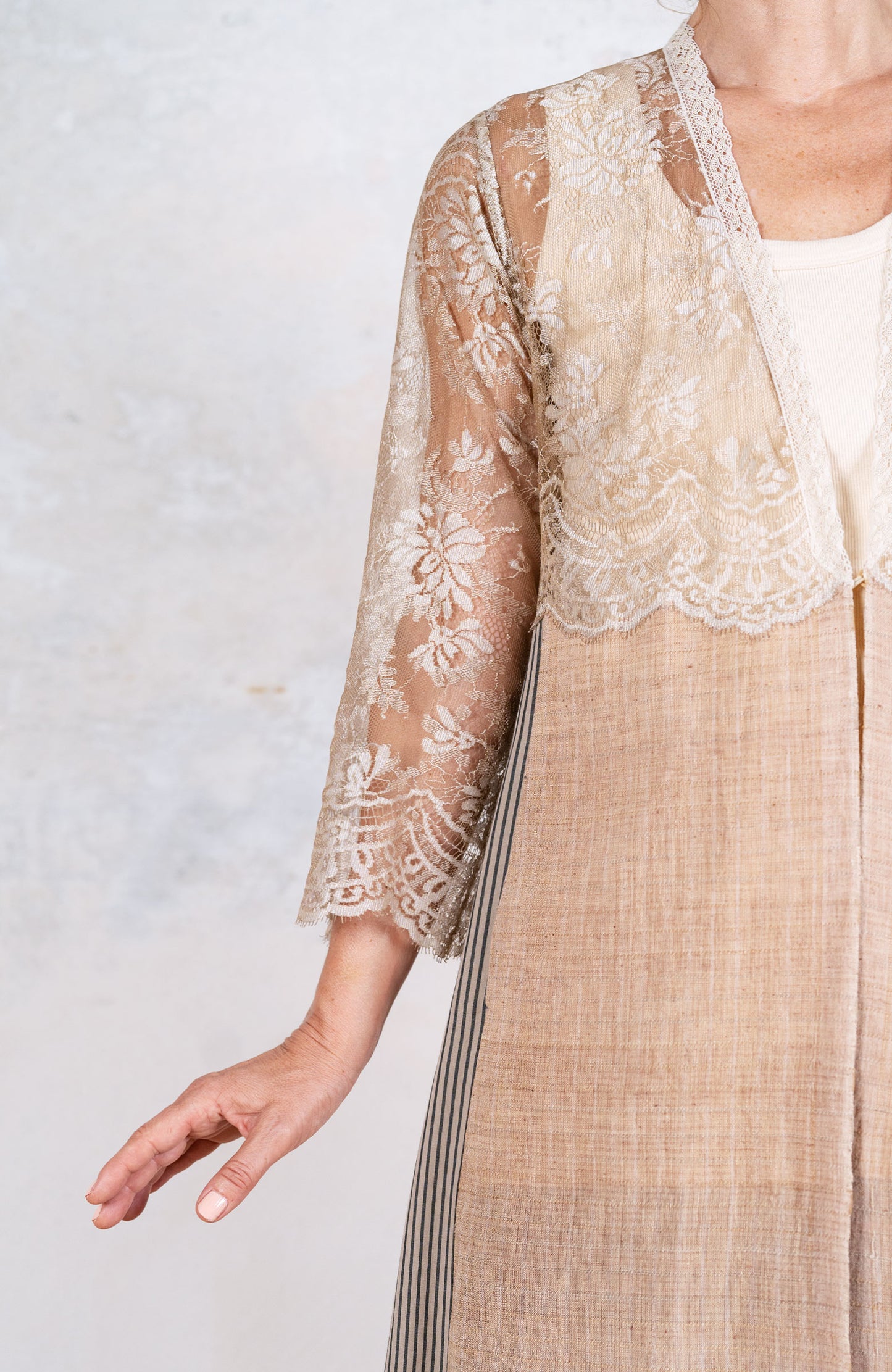 LACE&SCARF V-NECK INCROSTATO COAT