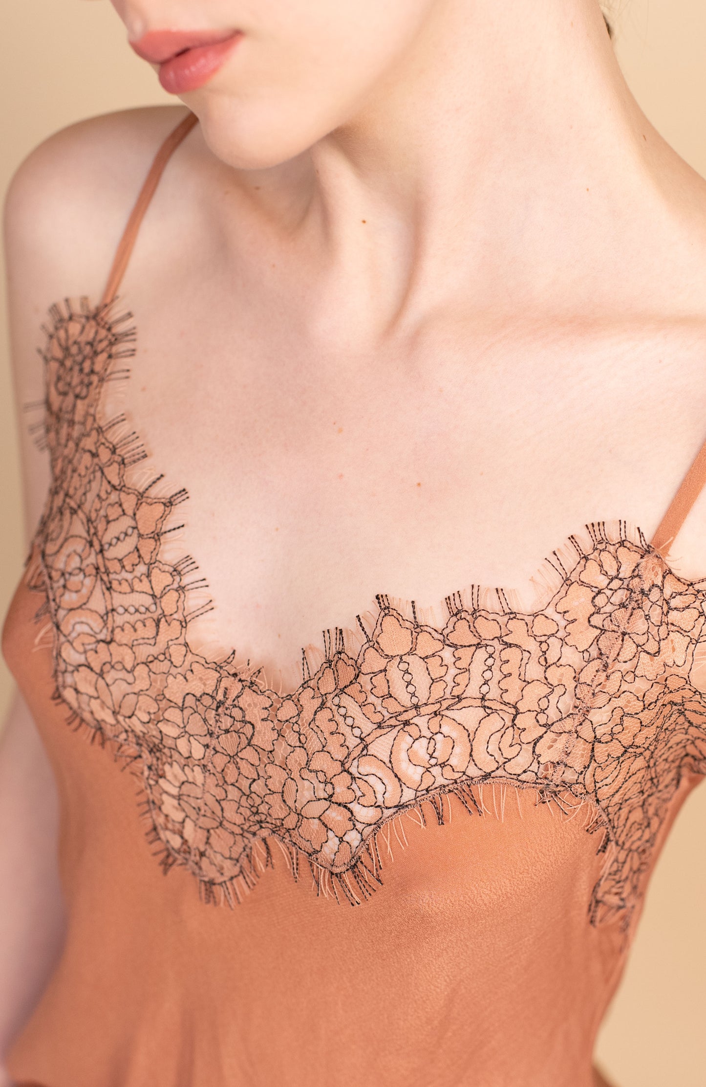 SHORT LACE SOTTOVESTE